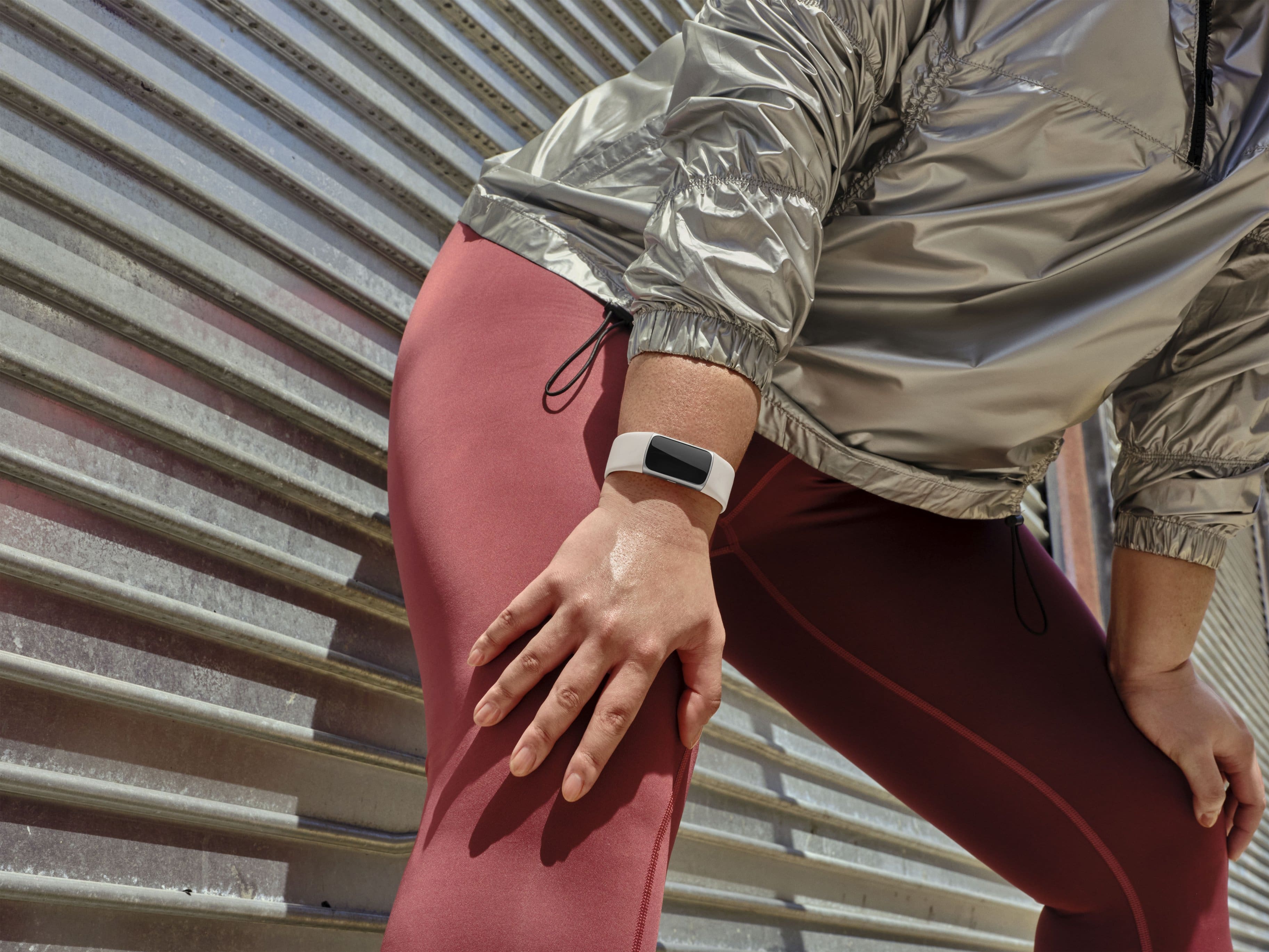 Fitbit - Rastreador Avançado de Fitness e Saúde Charge 6 - Porcelana-GA05185-NA