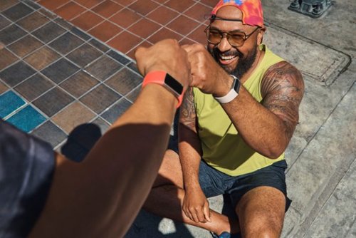 Fitbit - Rastreador Avançado de Fitness e Saúde Charge 6 - Porcelana-GA05185-NA