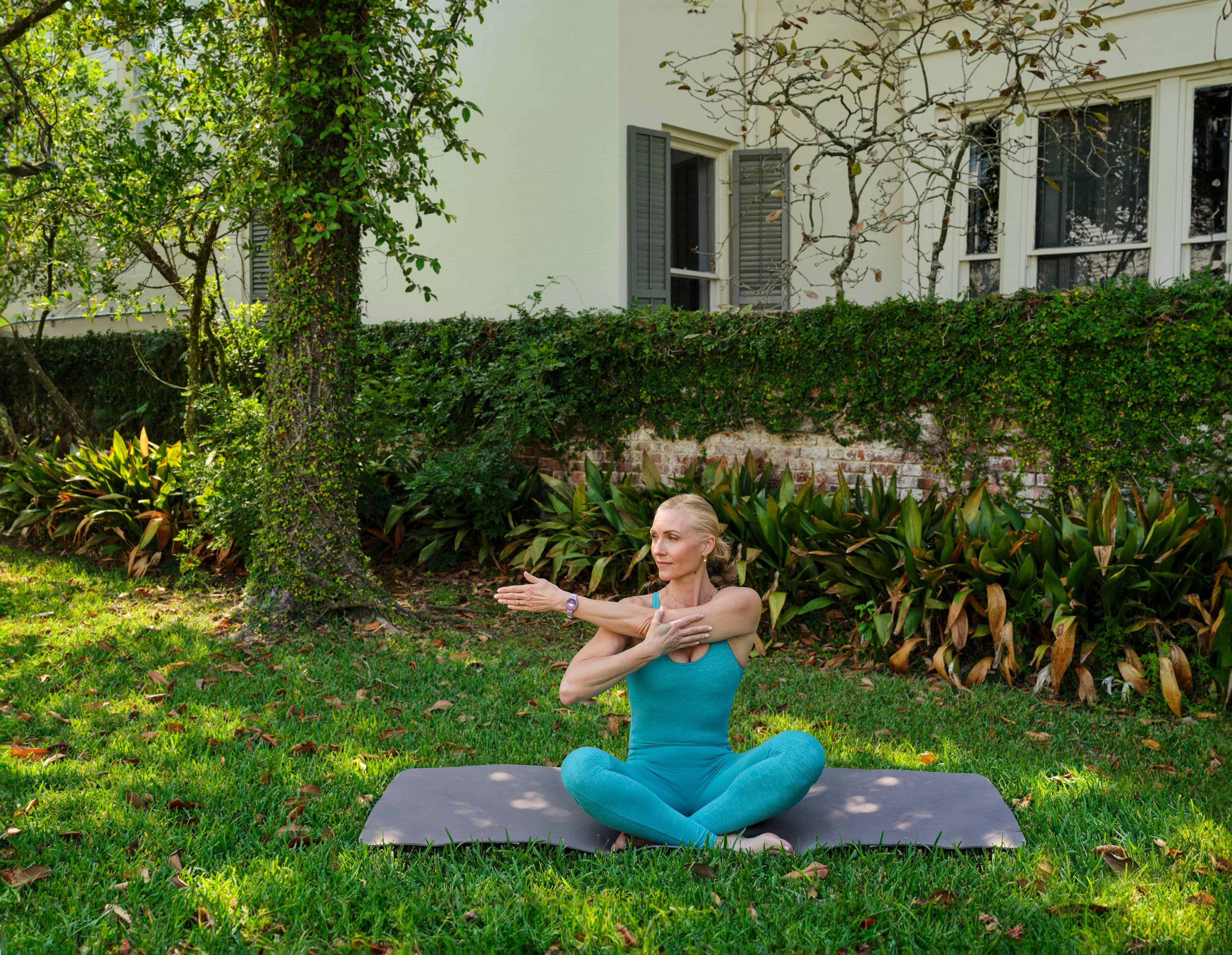 Garmin - Lily 2 Smartwatch 34 mm alumínio anodizado - creme dourado com pulseira de silicone de coco-010-02839-00